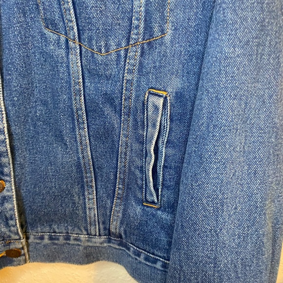 VINTAGE JEAN JACKET! - Picture 3 of 9